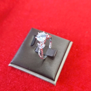 Nhẫn Đá Đỏ Emerald Cut Viền Kim Cương – Sang Trọng &amp; Cá Tính