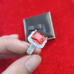 Nhẫn Kim Cương Solitaire Nghệ Thuật – Thiết Kế Nữ Tính Hiện Đại