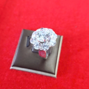 Nhẫn Kim Cương Hoa Nở (Floral Halo) – Vẻ Đẹp Lãng Mạn