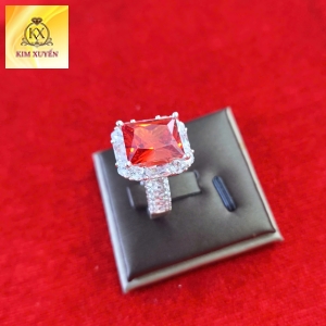 Nhẫn Đá Màu Đỏ Emerald Cut – Thiết Kế Hoàng Gia Đẳng Cấp