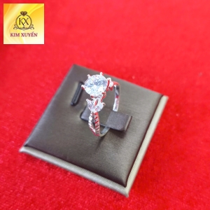 Nhẫn Đá Đỏ Emerald Cut Viền Kim Cương – Sang Trọng &amp; Cá Tính