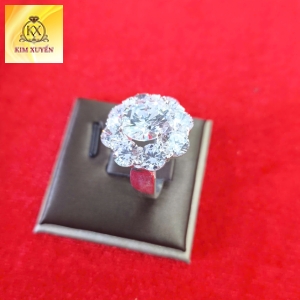 Nhẫn Kim Cương Hoa Nở (Floral Halo) – Vẻ Đẹp Lãng Mạn